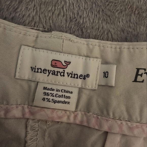Vineyard Vines Beige Bermuda Shorts w Front & Back Pockets! Size 10 - Picture 5 of 6